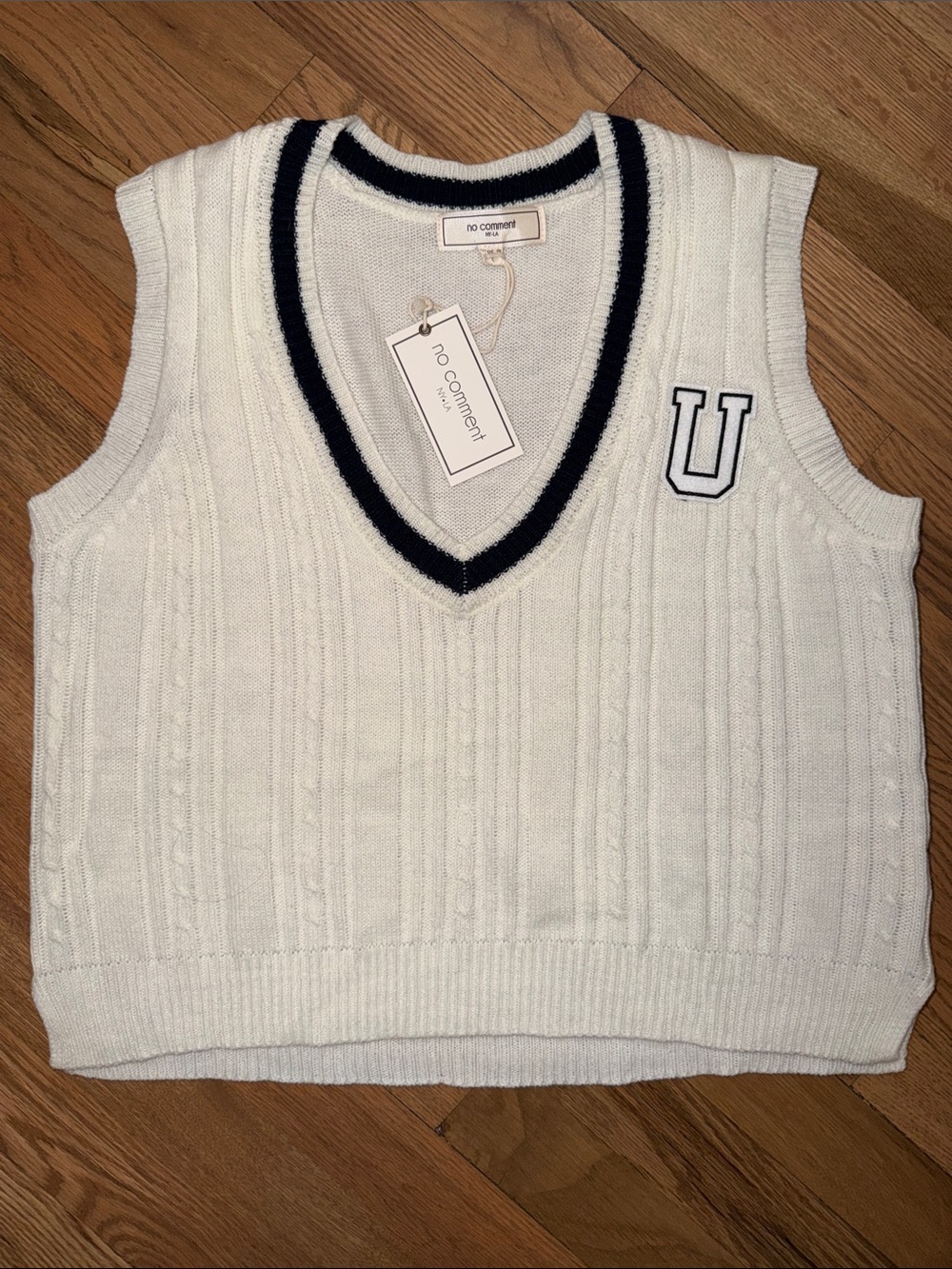No Comment Cream Cable-Knit V-Neck Sweater Vest with Navy Trim Size Large NWT
